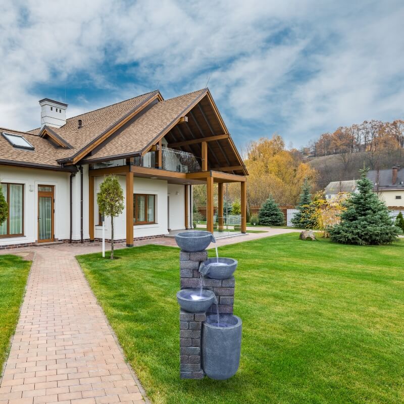 Dekorační fontána v kamenném a elegantním stylu